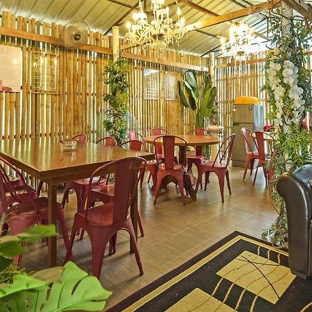 Oyo 90636 Teratak Zakiah Chalet Hotel Jerantut Ngoại thất bức ảnh